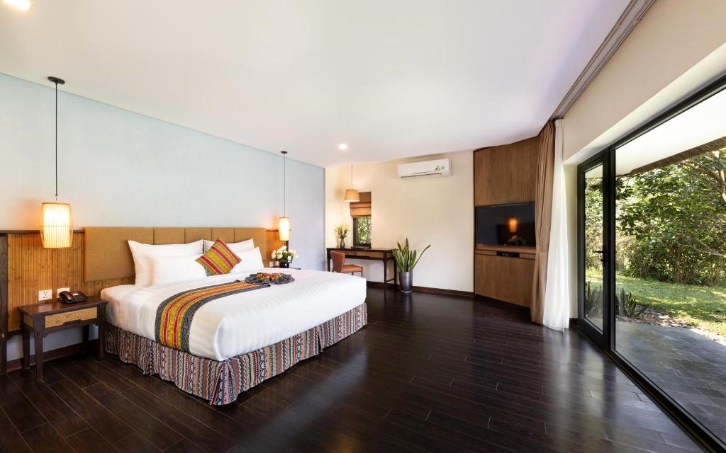 Phòng ngủ căn Rock Villa tại Serena Resort Hòa Bình